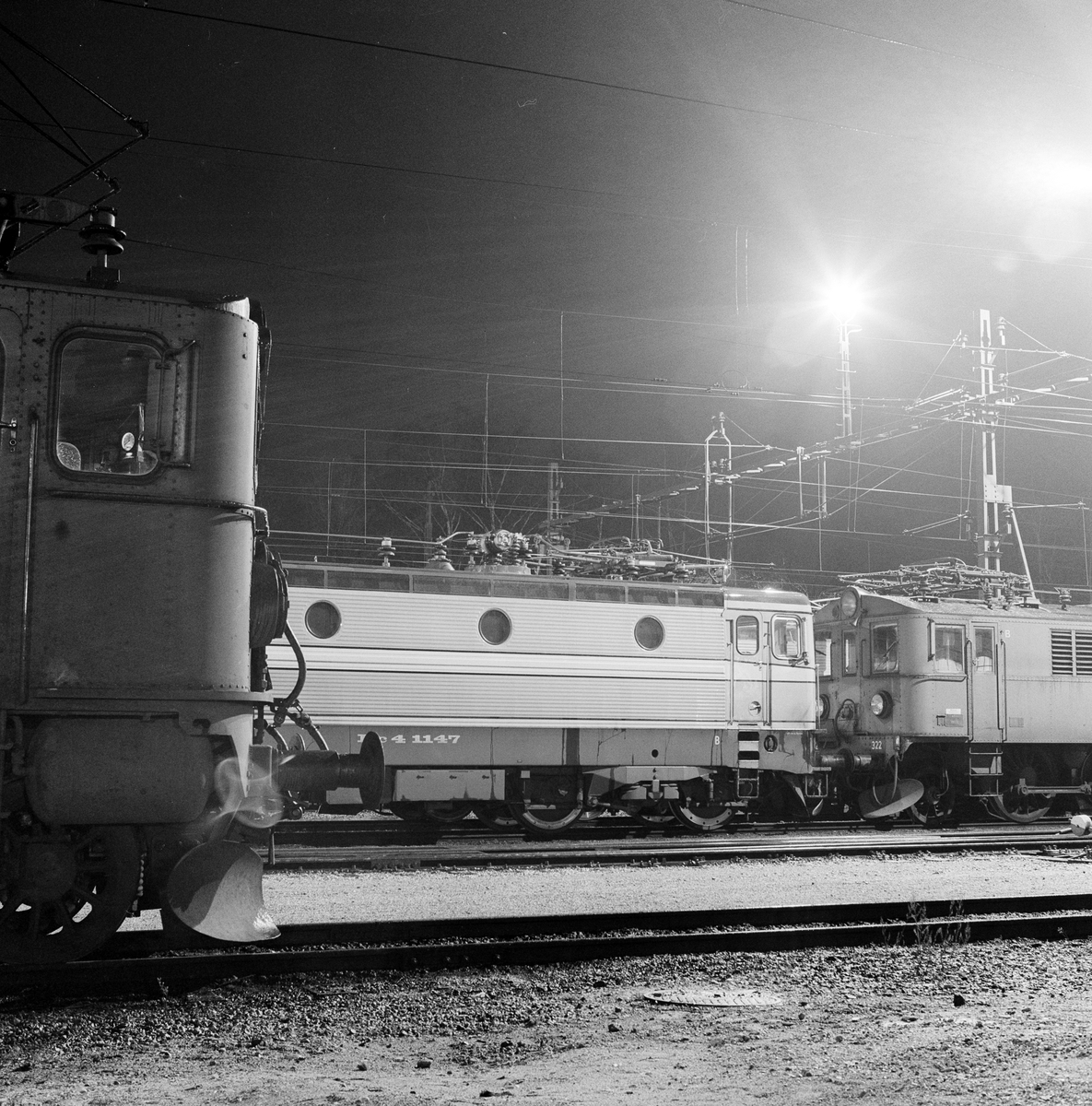 Statens Järnvägar, SJ Rc4 1147. Ett dygn med ett RC-lok. SJ Da 799 i förgrunden. SJ Ds 322 till höger.