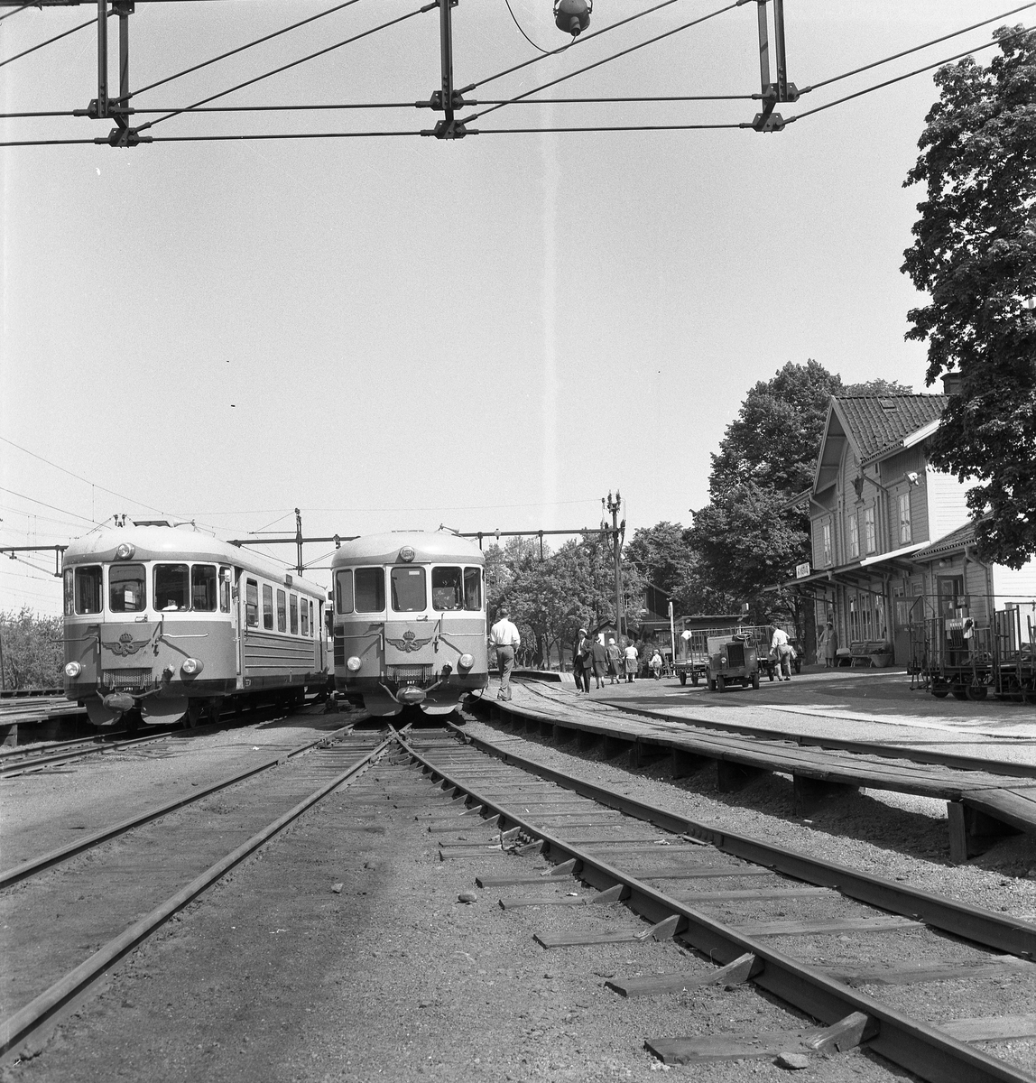 Rälsbussar vid Kimstad station - Järnvägsmuseet / DigitaltMuseum