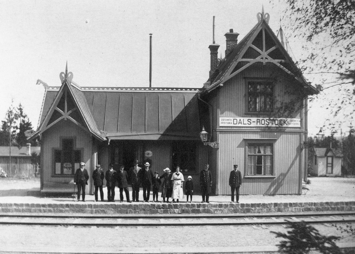 Dals Rostock stationshus med personal framför.