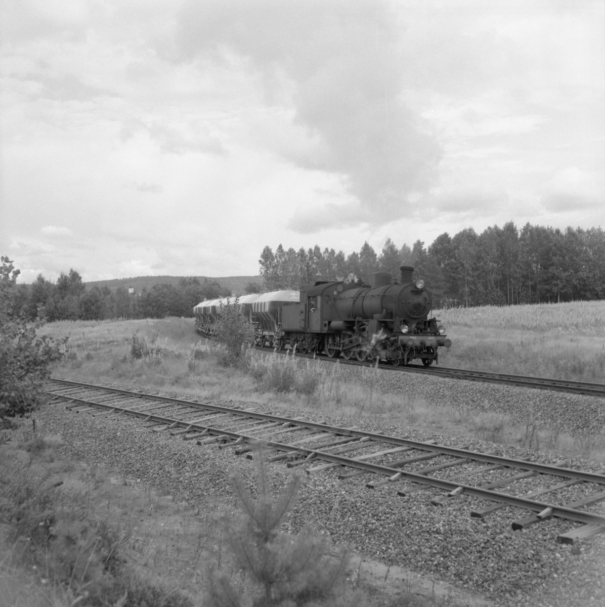 Statens Järnvägar, SJ B 1695 med tåg 4960 på linjen mellan Borlänge och Repbäcken.