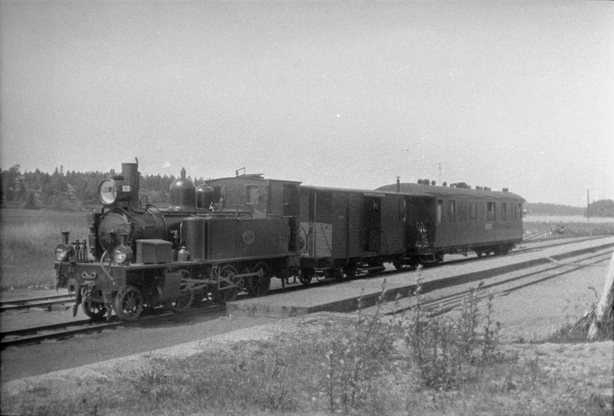 Stockholm-Roslagens Järnvägar, Hallstavik.
SRJ lok nr 11 "Schebo" skrotad 1939.