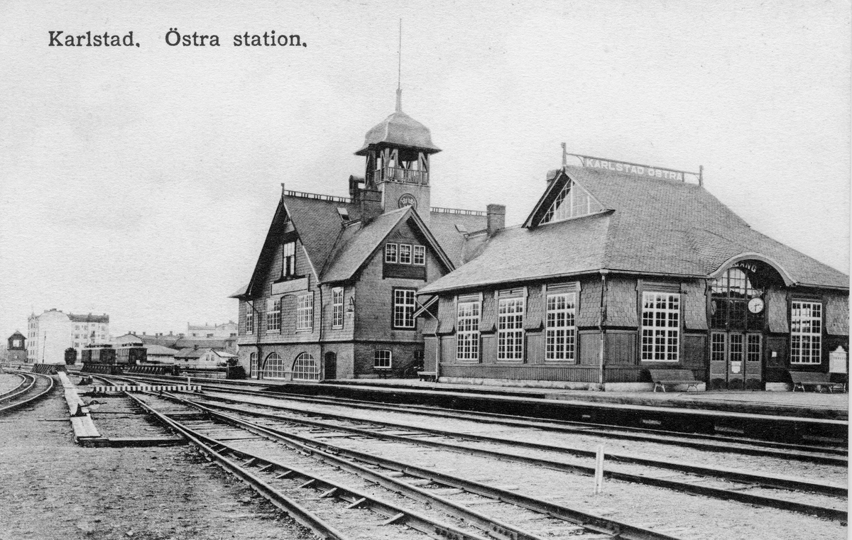 Östra järnvägsstation i Karlstad. Stationshuset byggdes 1903. Vid järnvägsspåret mellan Kristinehamn och Fryksta. Eldrift infördes på denna bandel 1937