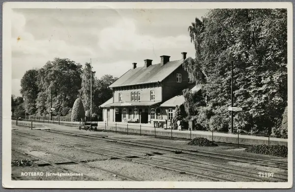 Rotebro Station Sedd Från Spår Sidan. - Järnvägsmuseet / DigitaltMuseum