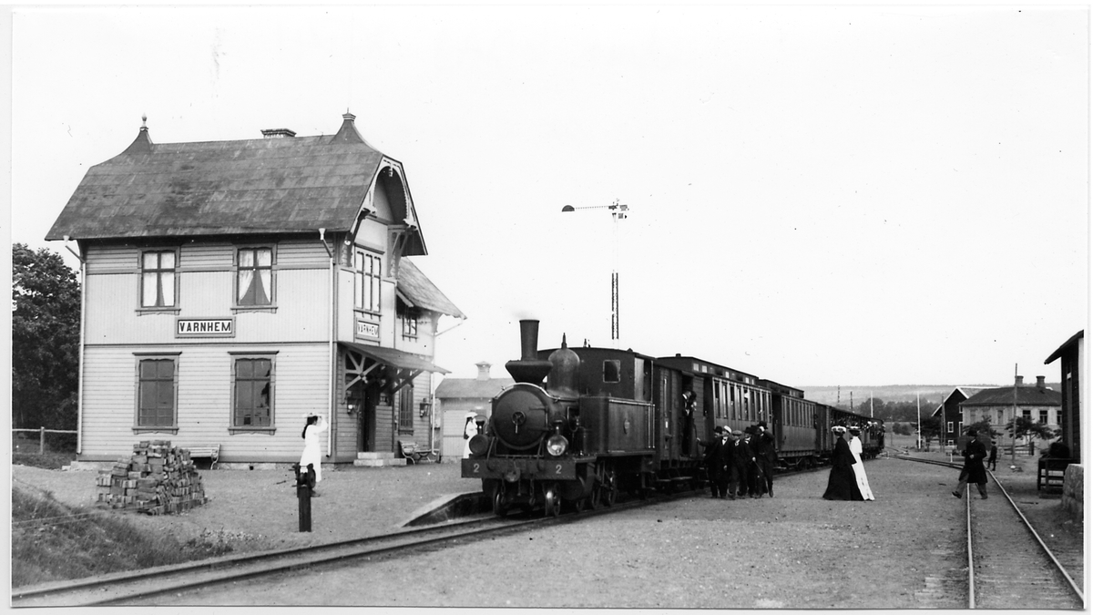 Skövde-Axvalls Järnväg, SAJ lok 2 med persontåg vid Varnhems järnvägsstation.