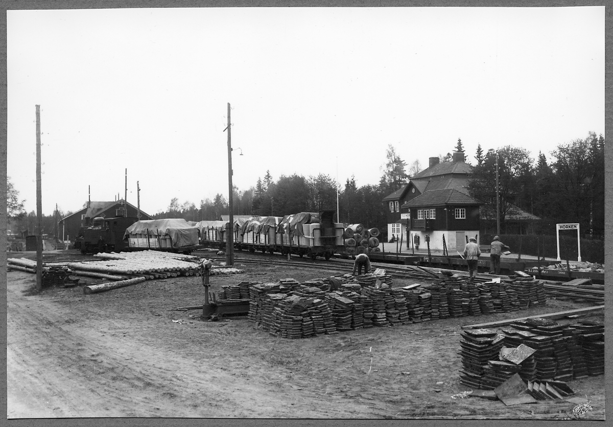 Hörken station med Sävsnäs Järnväg, SVJ lok 7 "Knut Falk" i bakgrunden.