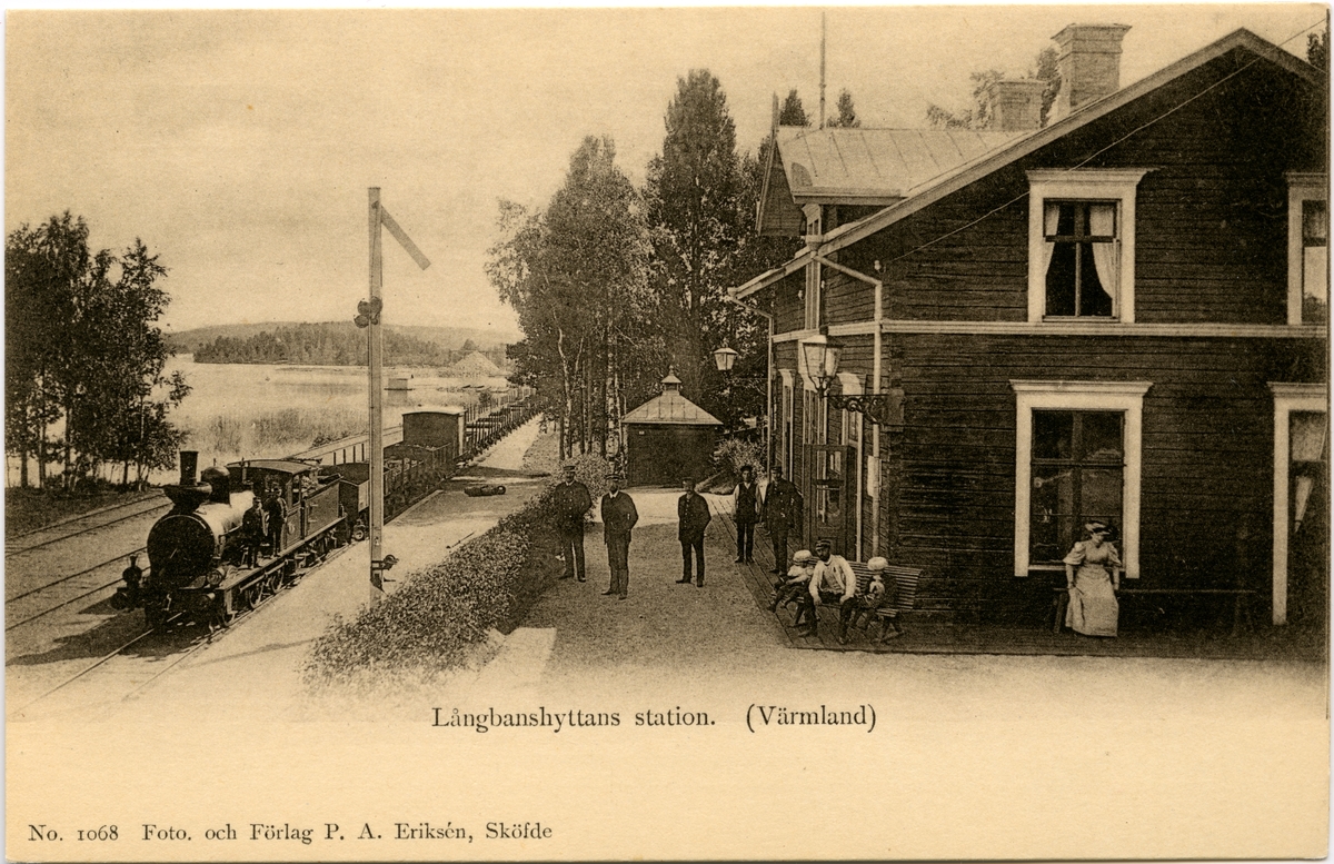 Långbanshyttan stationshus och plattform.