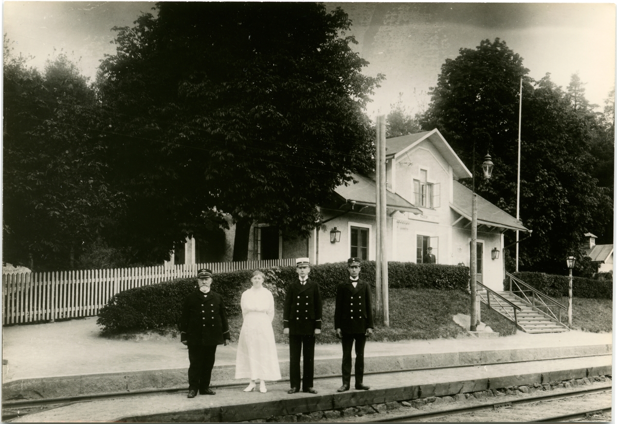 Rödeby station. Med på bilden är stationsföreståndare O. Andersson ...
