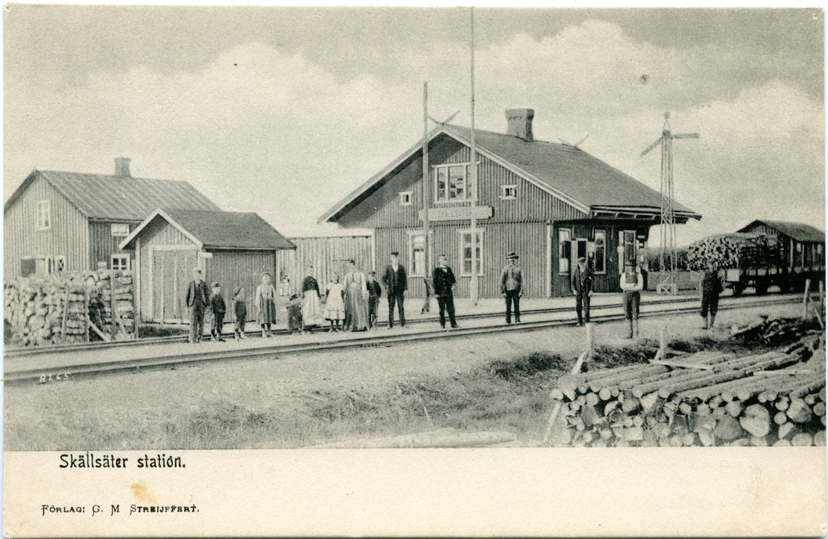 Vykort av Skällsäter station med resande.