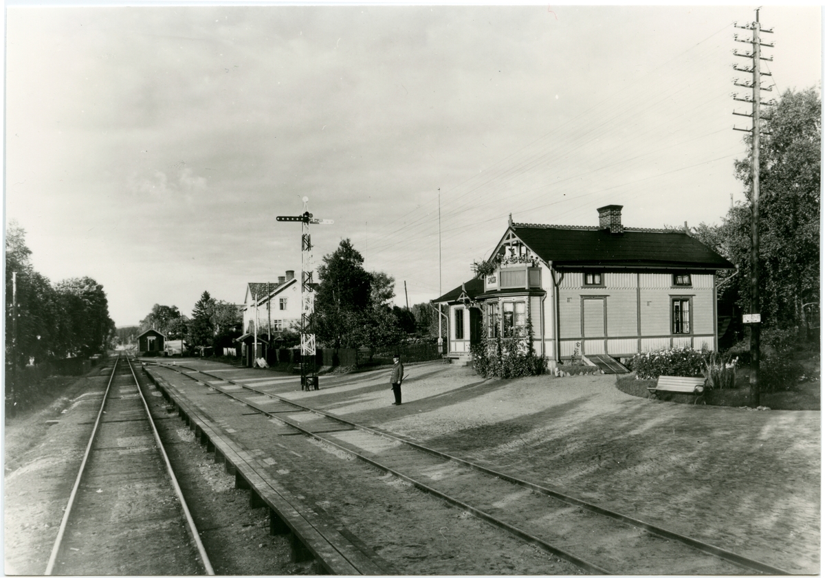 Sparsör station. Borås-Herrljunga Järnväg, BHJ. Öppnades 1863, breddades 1898, övertogs av Statens Järnvägar 1940 och elektrifierades 1949.