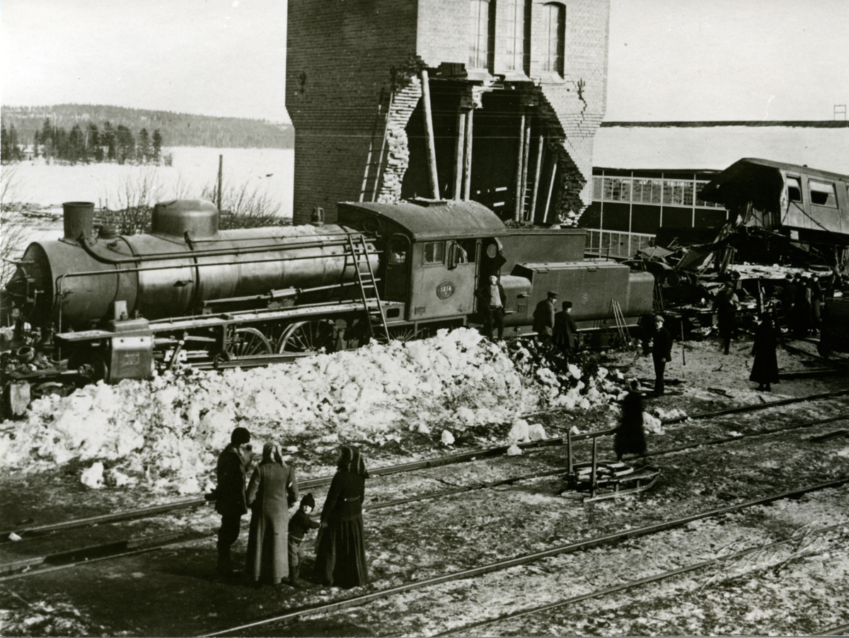 Statens Järnvägar, SJ B 1314. Tågolycka i Holmsveden 1917-02-16. Snälltåg 3048, draget av ånglok SJ B  1324, leddes på grund av en fellagd växel in på ett sidospår och spårade ur.