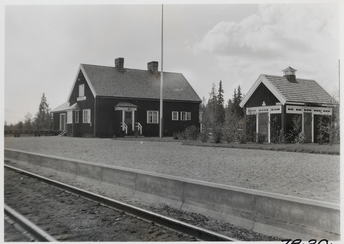 Missenträsk station. Statens Järnvägar, SJ.Hållplats anlagd 1927. Banan öppnades 1928 och trafiken upphörde 1990. Efter nedläggningen blev det uthyrning av cykeldressiner på banan som upphörde 2010. Byn är mest känd som Sara Lidmans hemby.