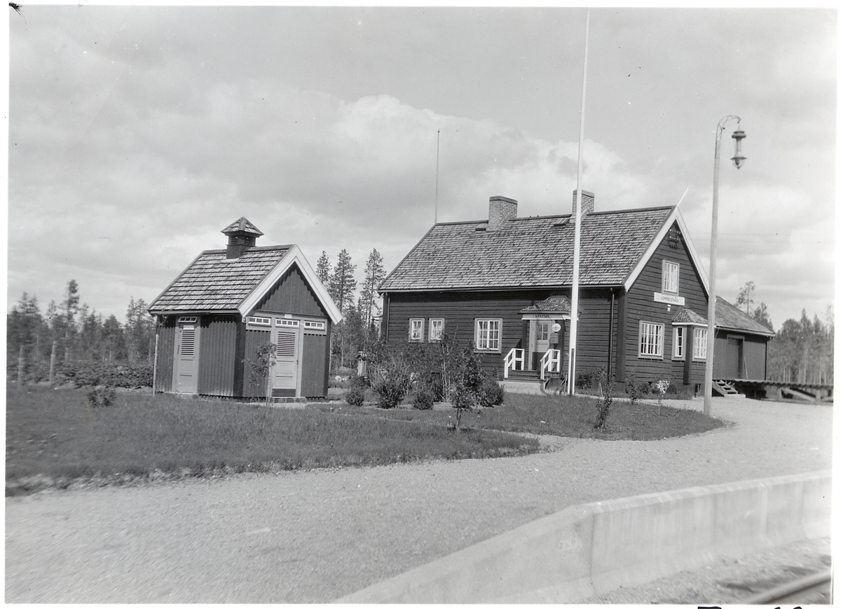 Lomselenäs är ett envånings stationshus i trä, som är sammanbyggt i vinkel med godsmagasinet.
