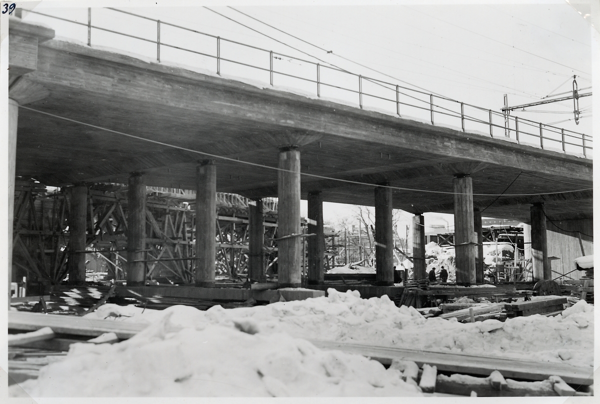 Byggnationen av ny järnvägsviadukt över Norrtullsgatan. Norra brodelen efter formrivningen.