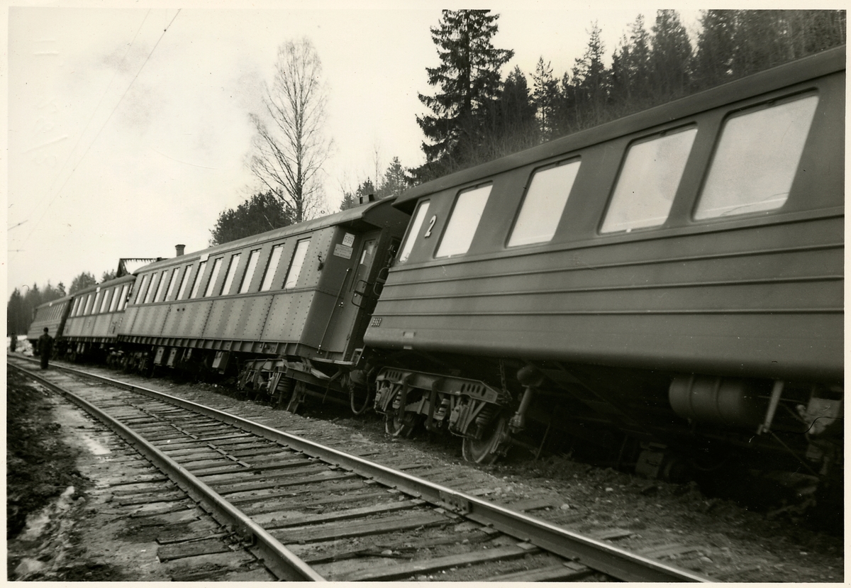 Tåg 93, Nordpilen, efter urspårning på sträckan mellan Simeå och Undersvik 1956-03-27.