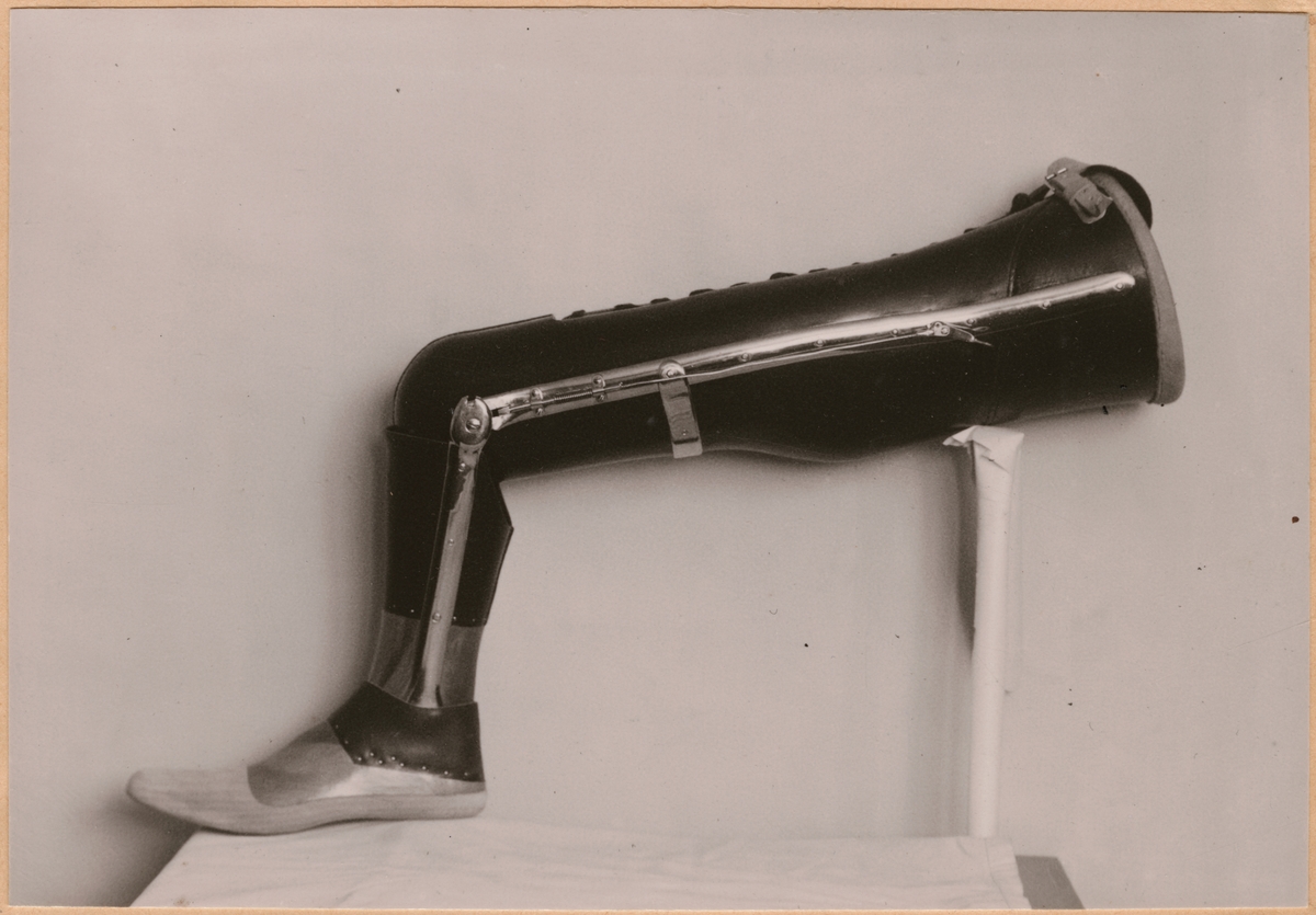 Fotografi från "Redogörelse för tillverkning vid Statens Järnvägars protesverkstad i Nässjö", 1932.
Visar benprotes med specialanpassningar för patienten.