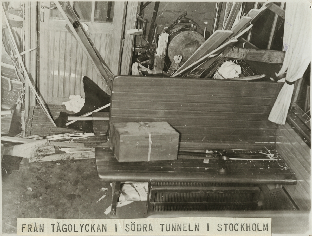 Förstörelse i vagn efter tågolycka i Södertunneln i Stockholm.