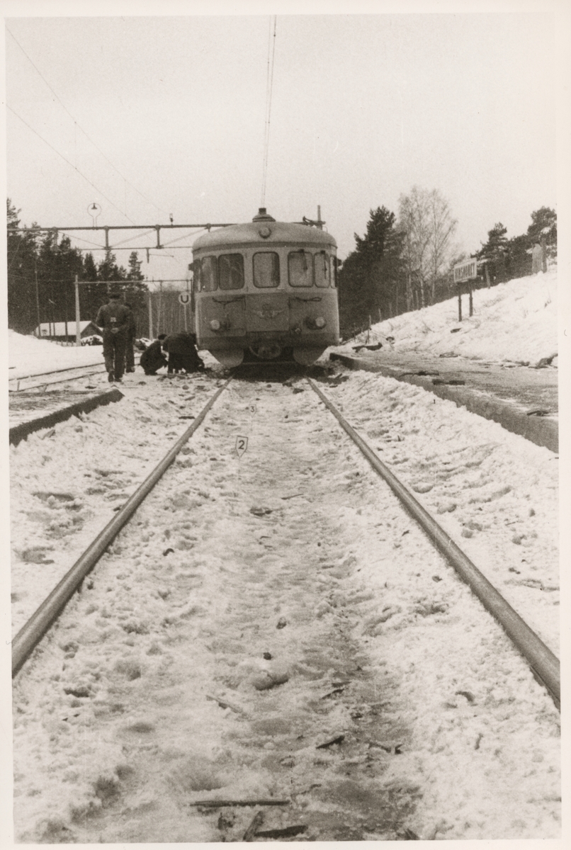 Undersökning av skadad rälsbuss efter olycka vid Hinsnorets station mars 1957.