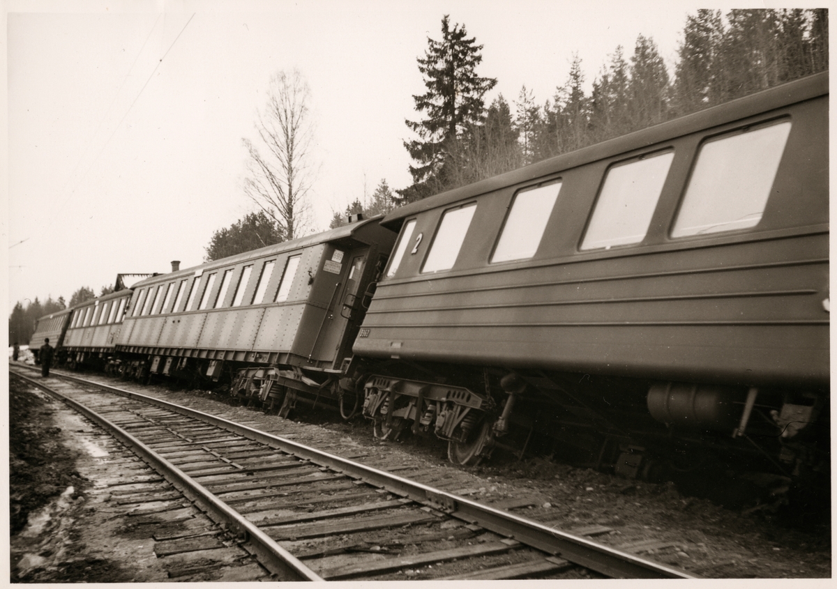 Tågurspårning i Simeå mars 1956 främst i bild står Statens Järnvägar, SJ BCo7b 3962.