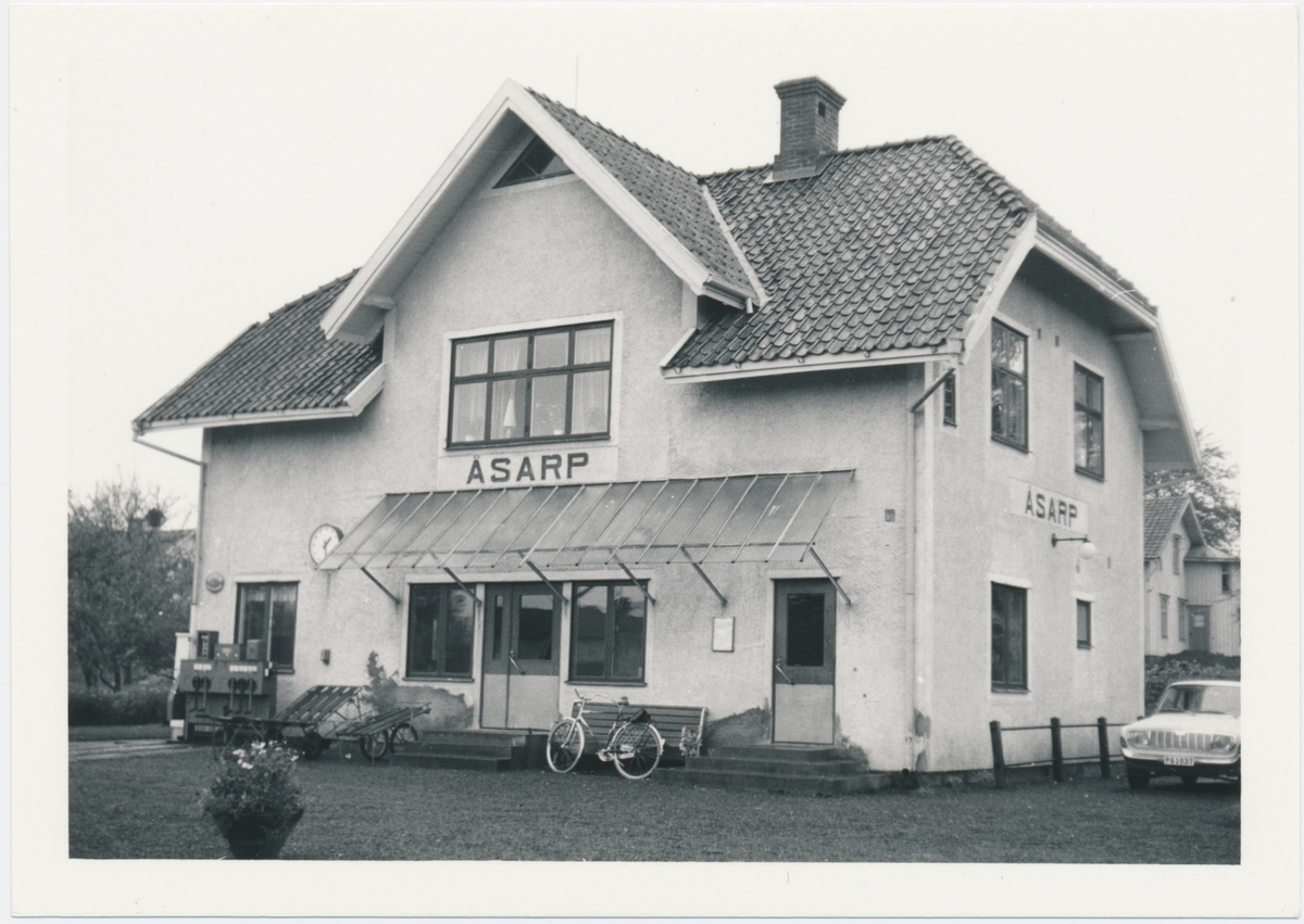 Station anlagd 1906. Tvåvånings stationshus i trä. Expeditionslokaler och lägenhet renoverade 1944