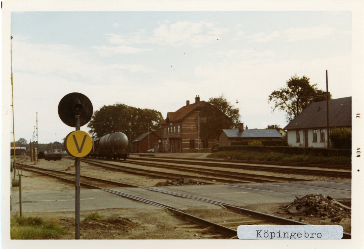 Köpingebro station 1971.Ystad - Eslövs Järnväg, YEJ. Första stationshuset byggdes 1865  men den revs och ett nytt byggdes 1896. Banan elektrifierades 1996.