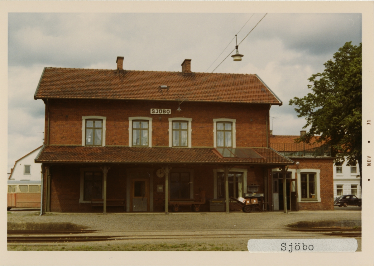 Sjöbo station 1971. Malmö - Simrishamns Järnväg, MSJ. Stationen öppnades 1893. Stationshuset byggdes 1893 och revs 1984. Gick över till Statens Järnvägar, SJ 1943. Stationen lades ner 1970.