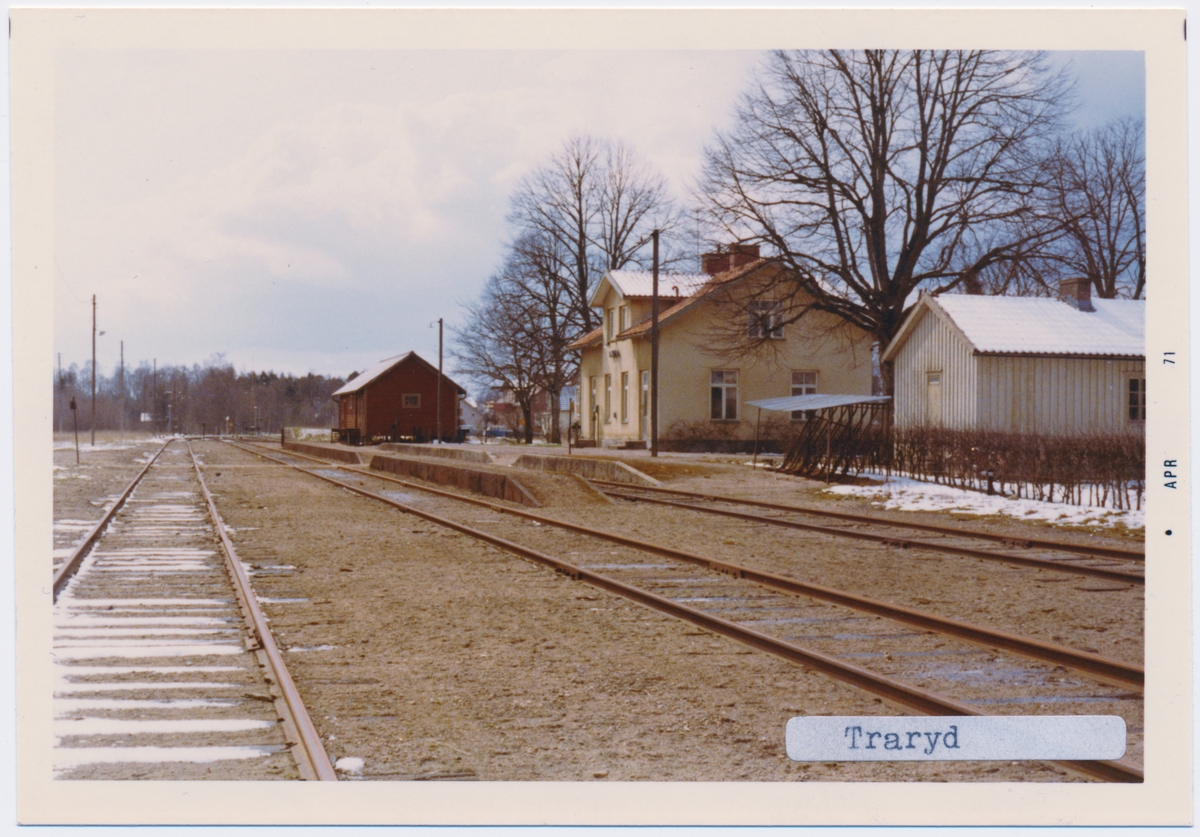 Stationen hette tidigare TRAHERYD, stationen byggdes 1898. Envånings stationshus i tegel. Till SJ cirka 1940. Persontrafiken längs hela banan upphörde i maj 1968. Godstrafiken Timsfors-Strömsnäsbruk upphörde år 2000, men SSJF's fortsatte att trafikera bandelen med museitrafik.