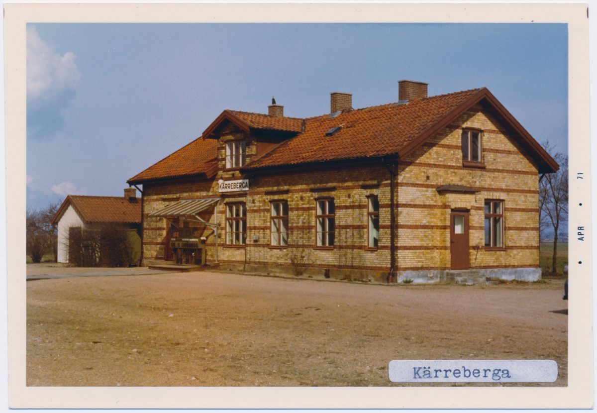 Stationen byggd 1894 till SSJ öppnande. Huset byggt av SSJ, men tillhörde HHJ, finns kvar som privatbostad. Väntkur från 1970-talet. Inga persontågsuppehåll fr o m 28 maj 1967. Statligt bolag 1938. Till SJ 1940. Eldrift kom 1943.