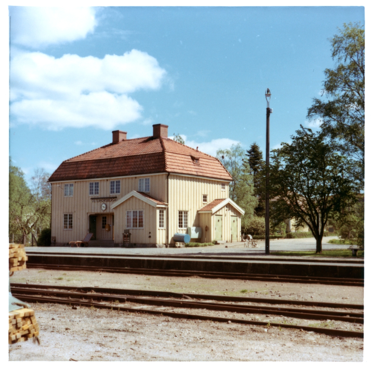 Station anlagd 1913. Tvåvånings stationshus i trä.
