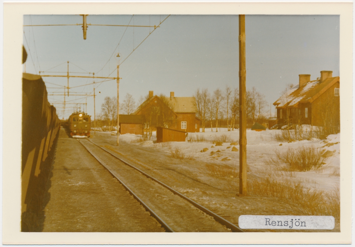 Ett SJ Dm lok vid Rensjön.Trafikplats anlagd 1908. Envånings stationshus i trä. Elektrifiering 1915.