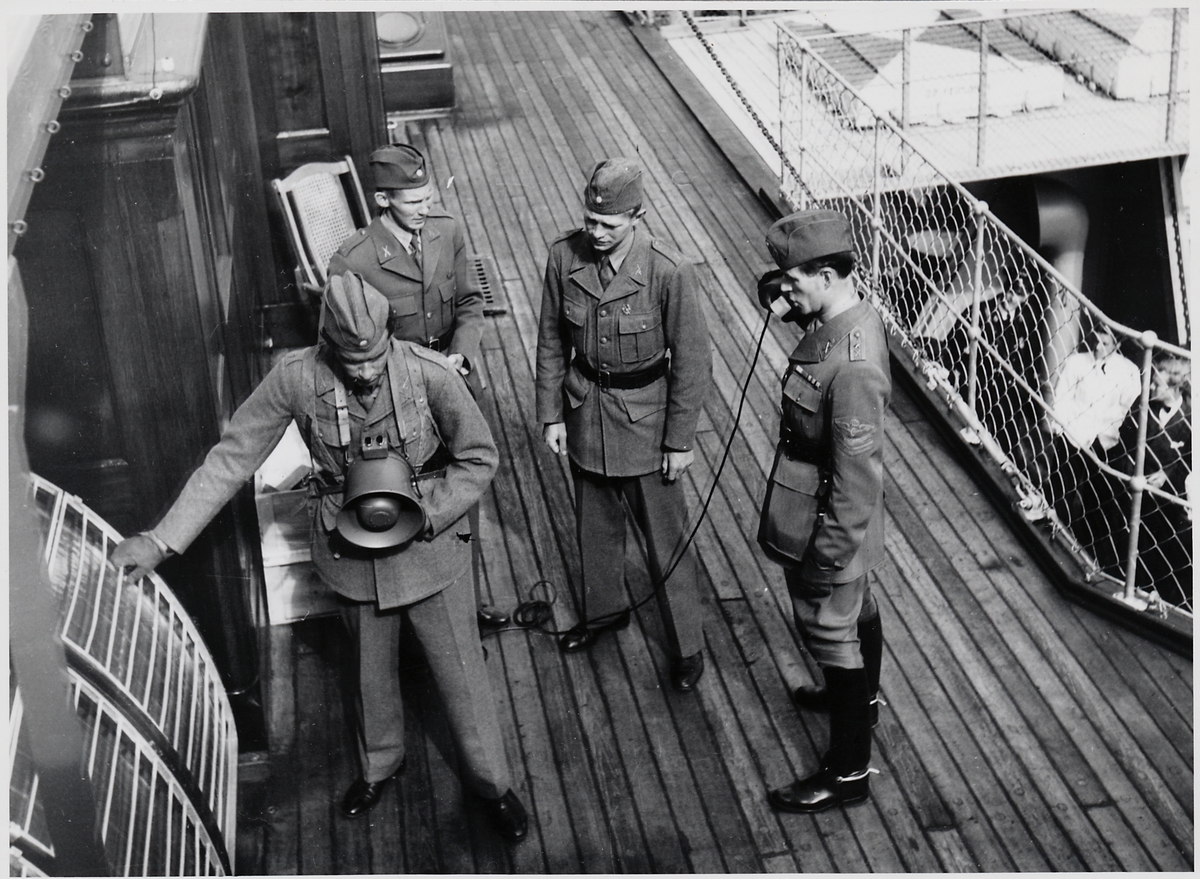 Militärassistenter ombord på Drottning Viktoria.