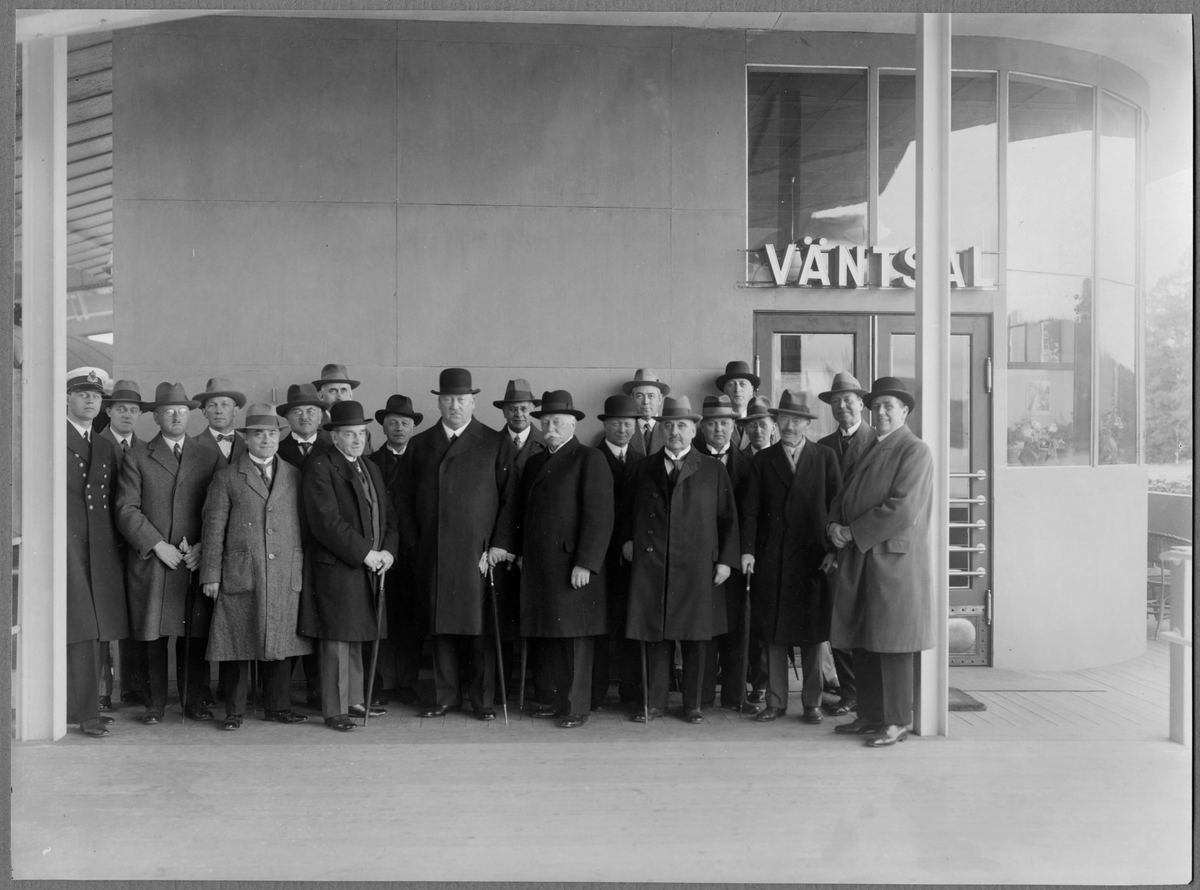 Generaldirektör Granholm, den långe mannen i mitten, med kollegor på Stockholmsutställningen 1930.