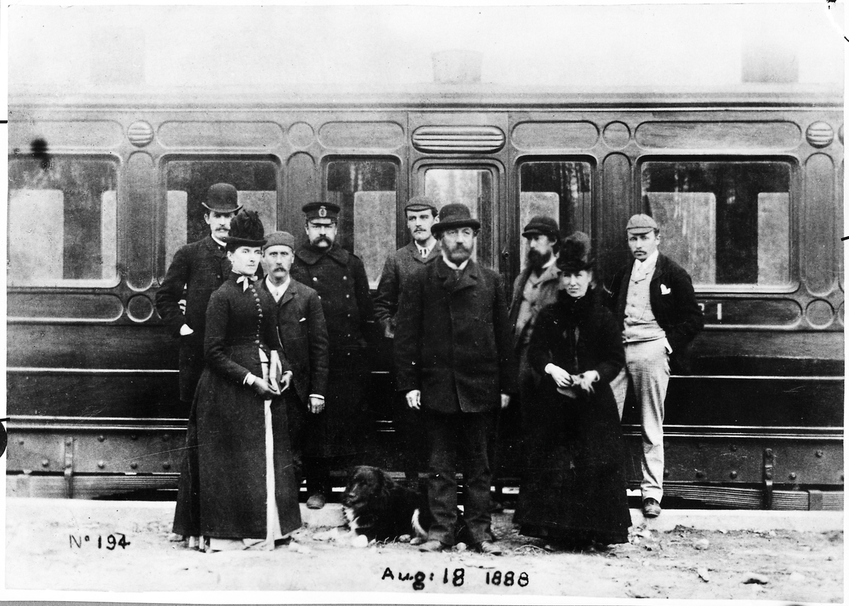 Tjänstemän med flera under engelsmännens tid vid salongsvagn i Sandträsk. Sverige & Norge Järnväg, S&NJ Personvagn 1.