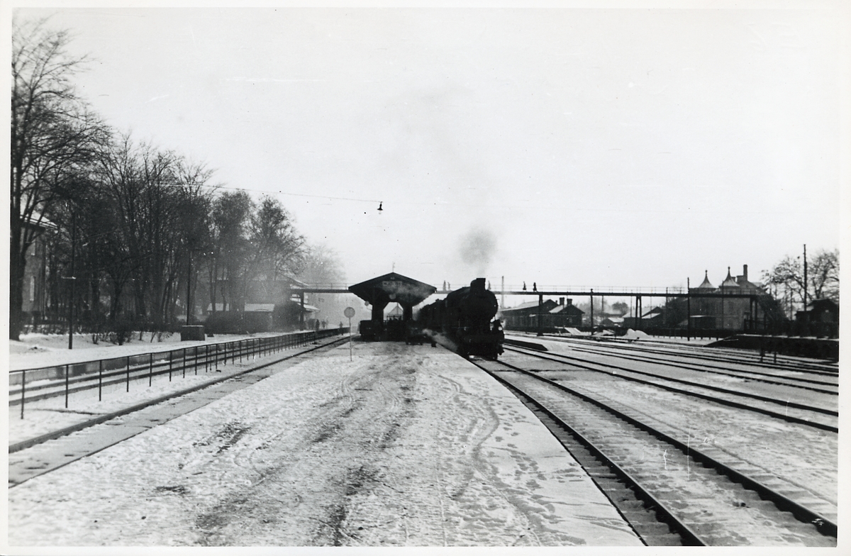 Ett Statens Järnvägar, SJ A-lok med tåg mot Motala, Hallsberg.