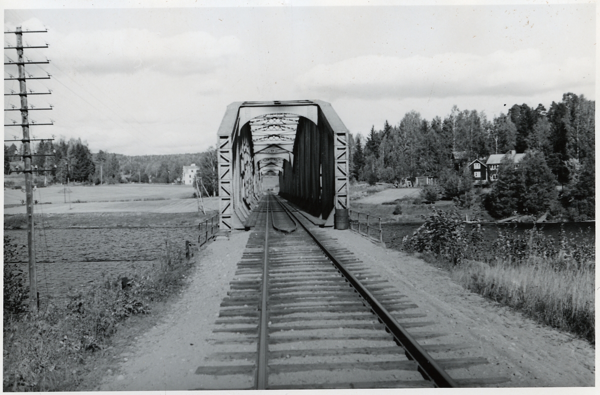 Järnvägsbro över Ljusnan på linjen Kilafors och Söderhamn, mot Söderhamn.