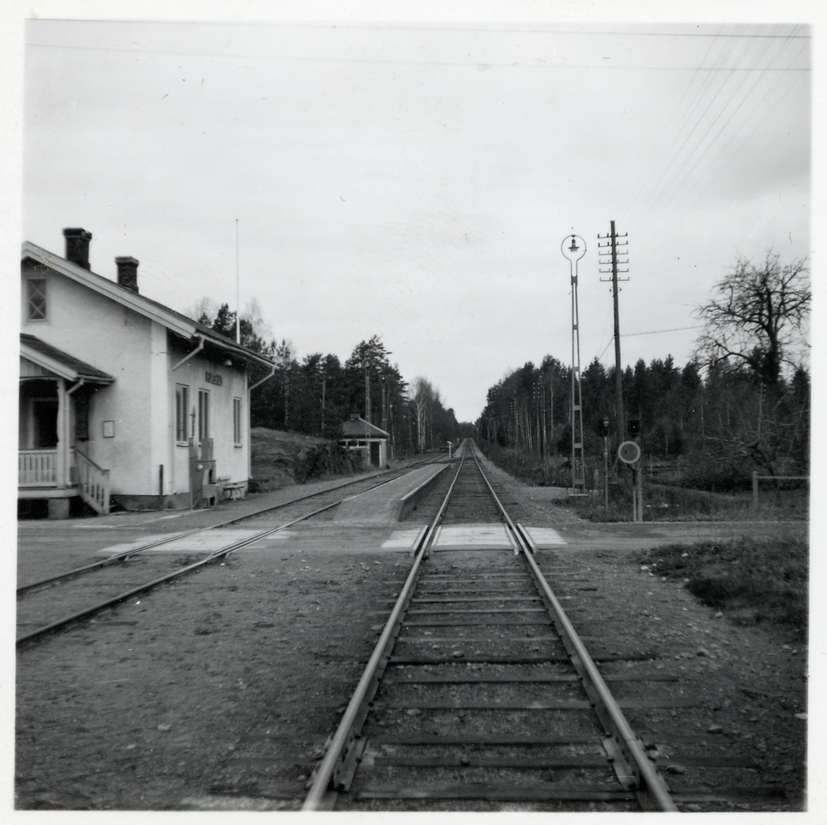 Järnvägsövergång i Forshult med stationen till vänster.