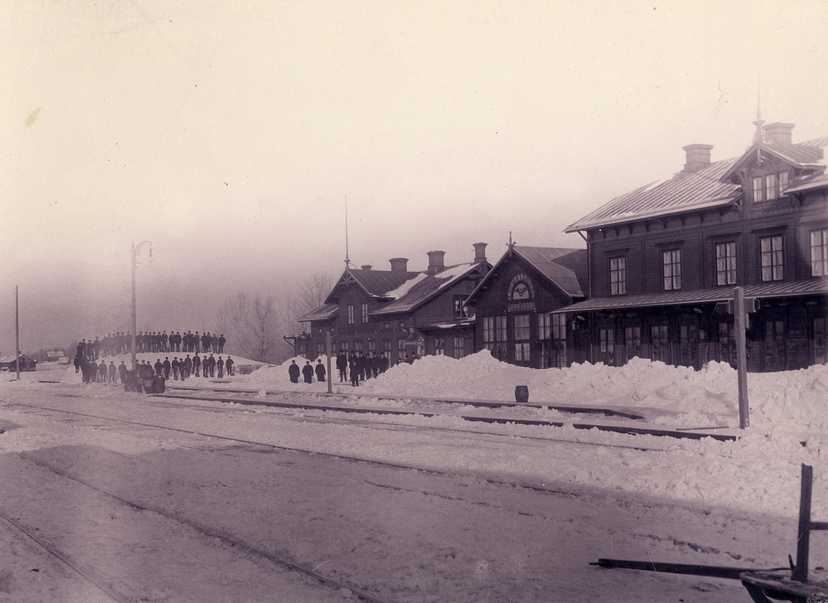All personal framför stationshuset i Tillberga vintern 1907.