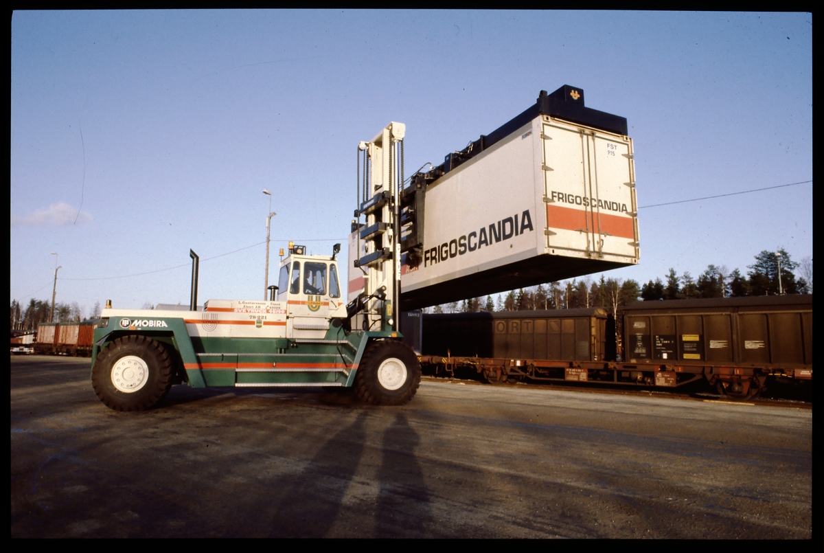 Lastning med containertruck, Svetruck 45120. Containervagn, Statens Järnvägar, SJ Lgjs.