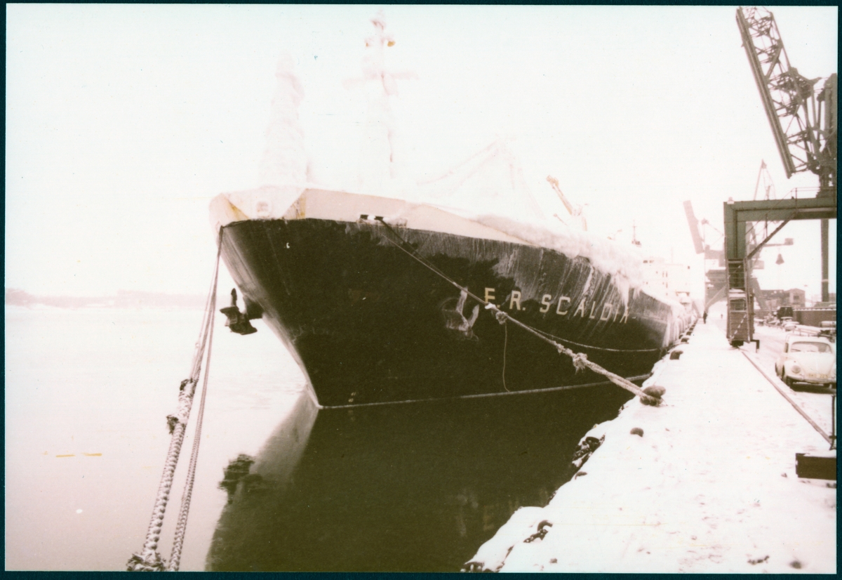 Nedisade fraktfartyget "E. R. Scaldia" ligger vid kaj.