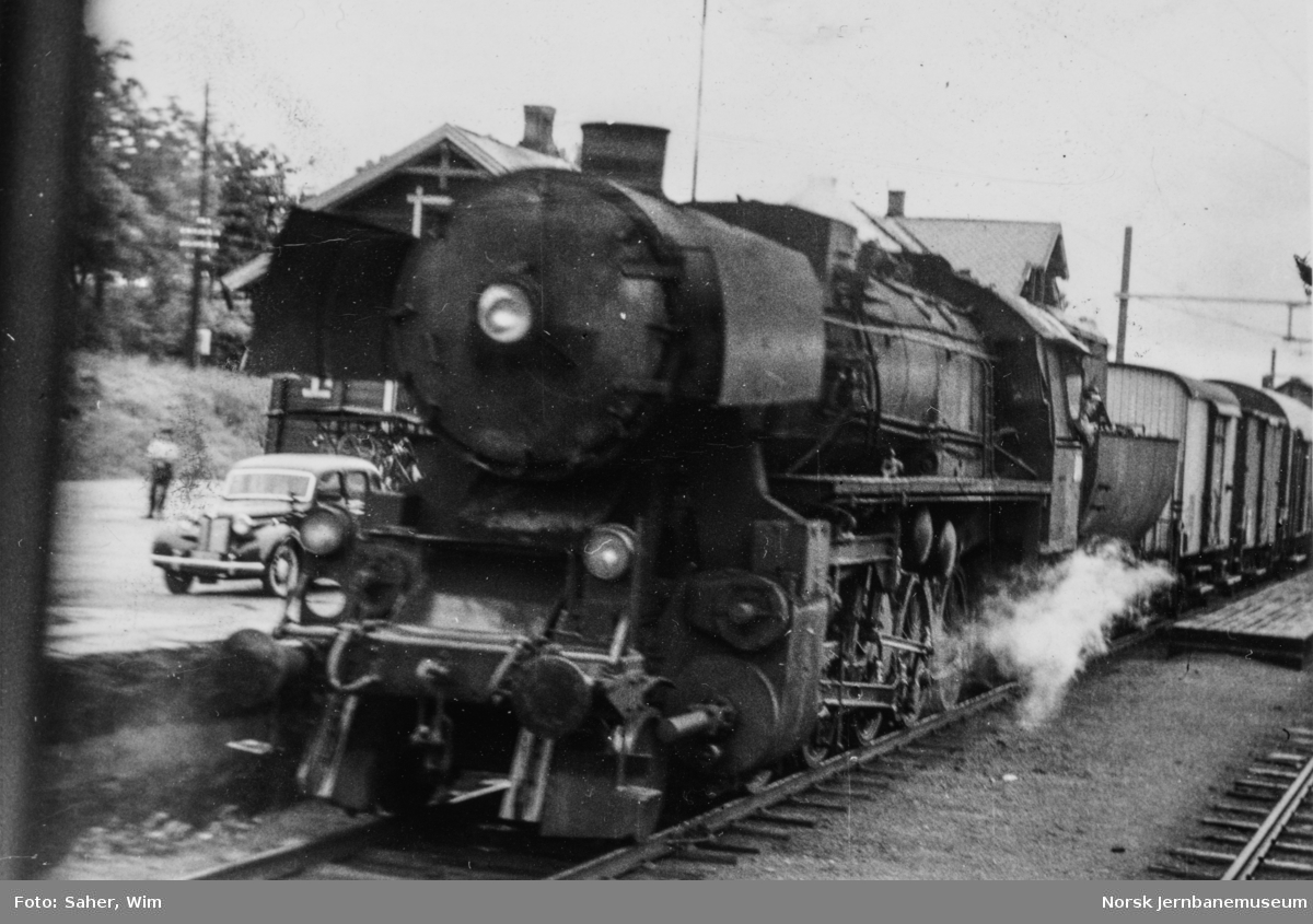 Damplokomotiv type 63a med godstog på Lunner stasjon.