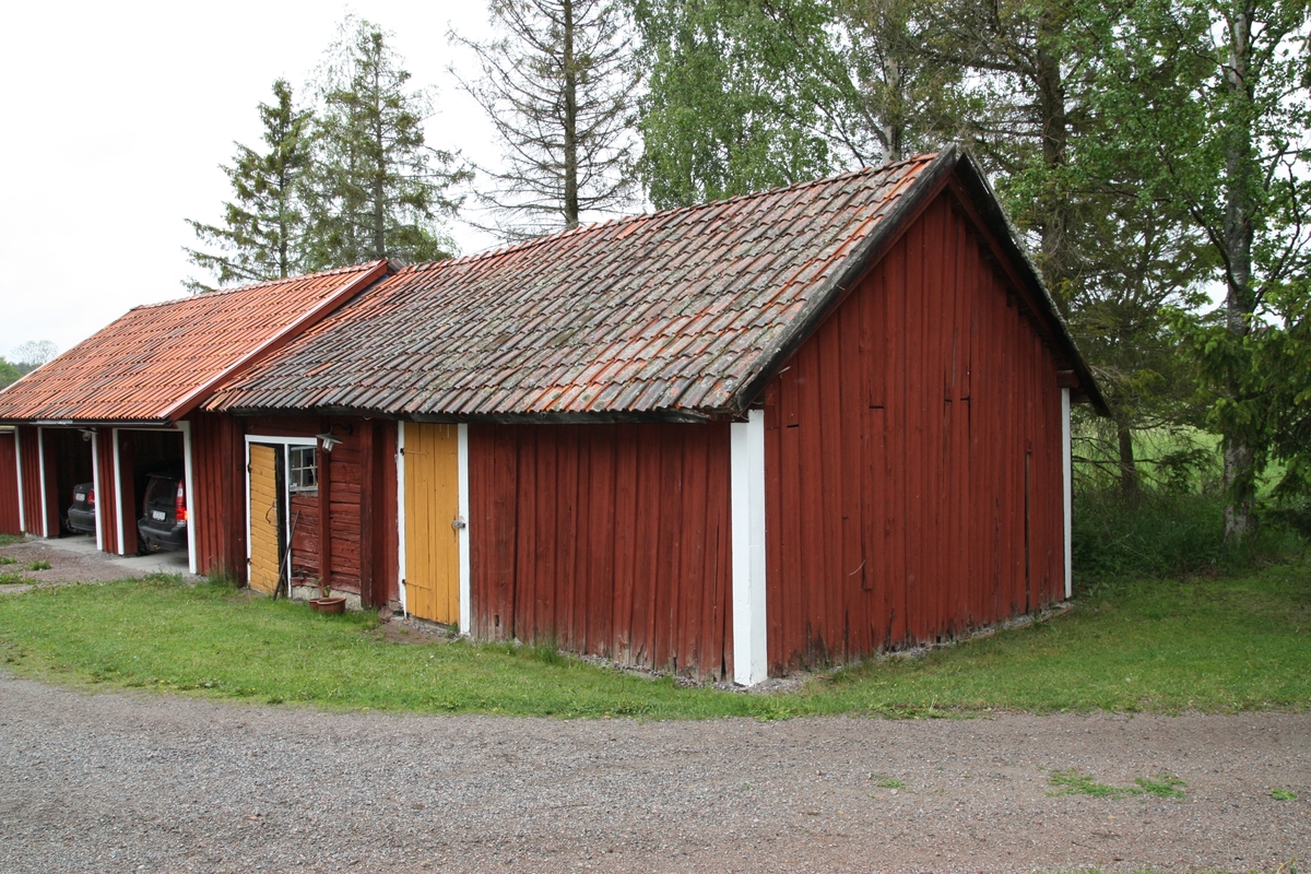 Restaurering av överloppsbyggnad, hönshus och vedbod, Lund, Harbo socken, Uppland 2009