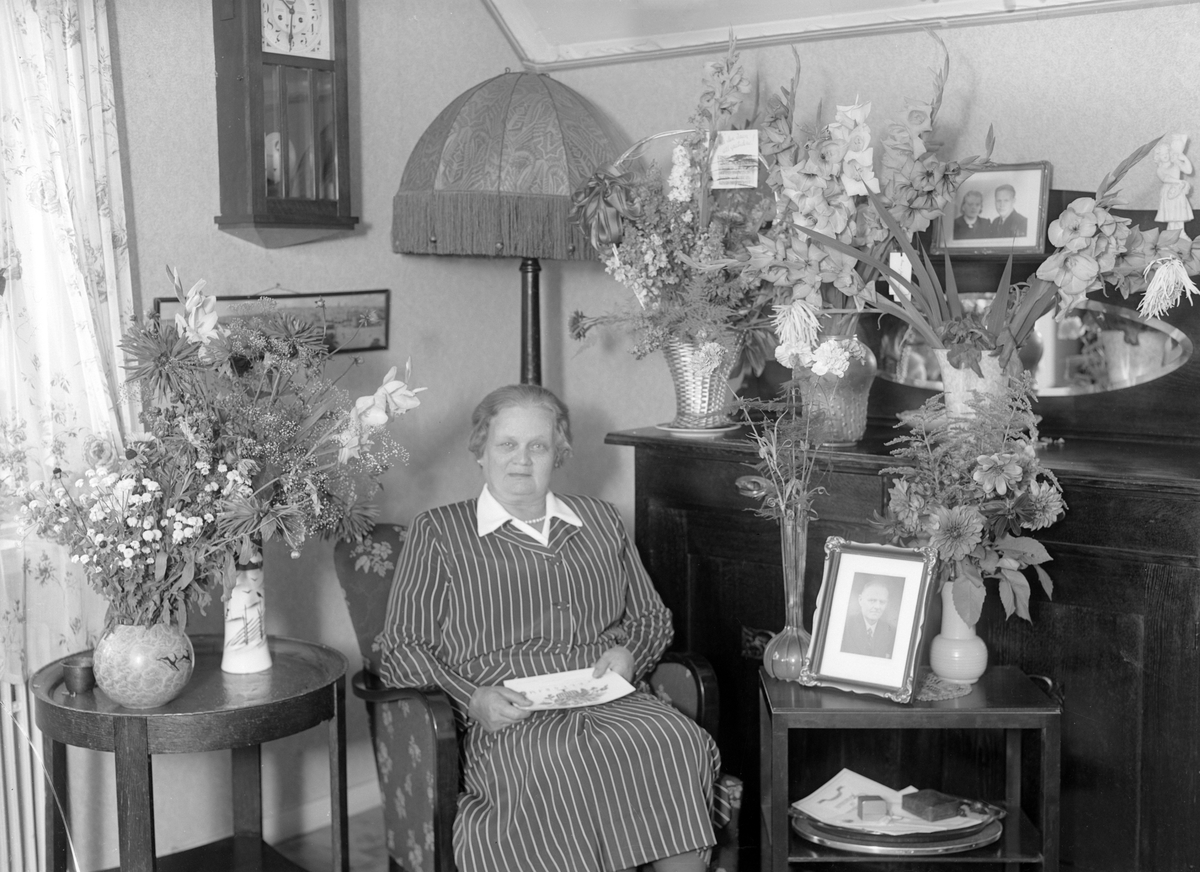 Födelsedagsporträtt, kvinna 50 år, Sörby. Foto sept 1942.
