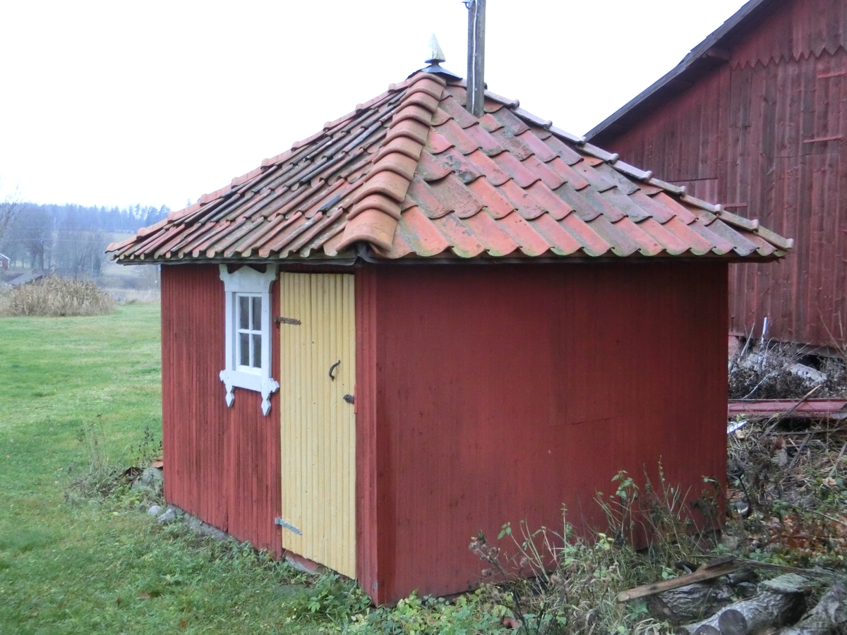 Restaurering av överloppsbyggnad, avträde, efter, Norr Hårsbäck, Västerlövsta socken, Uppland 2014