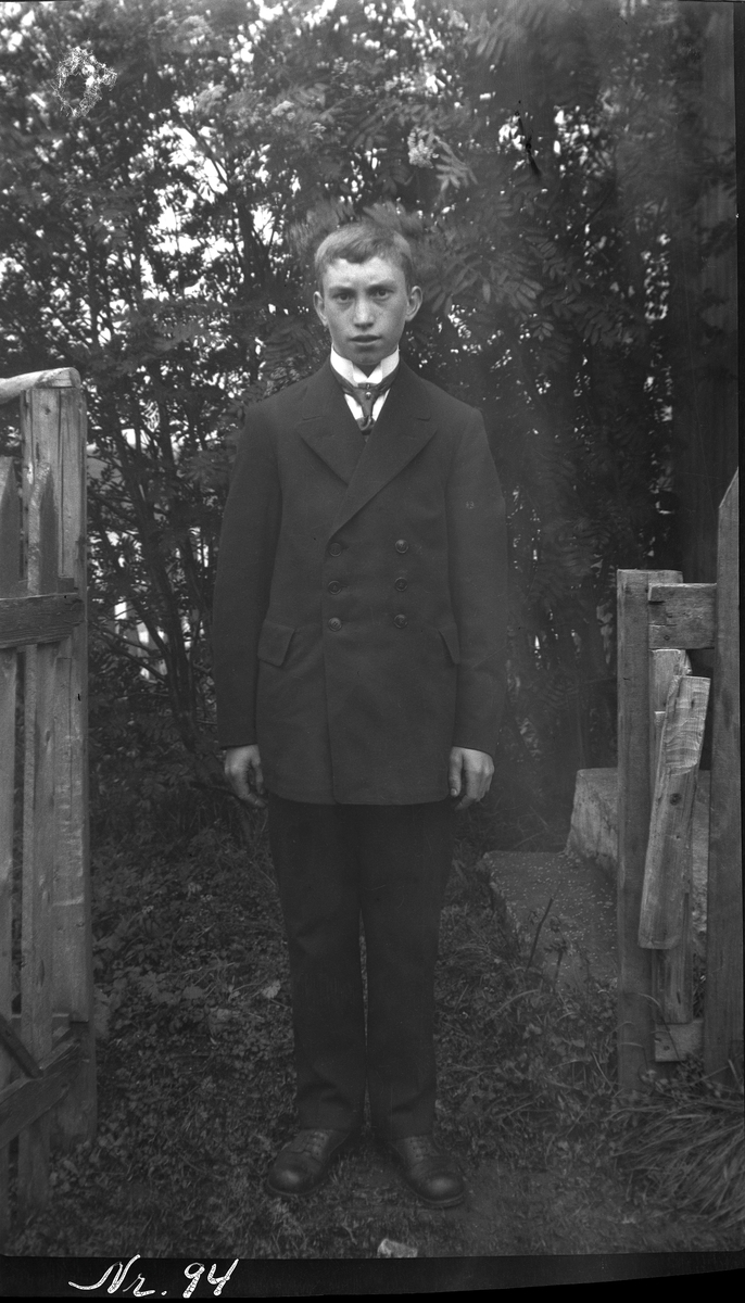Portrett av ung mann stående utendørs.