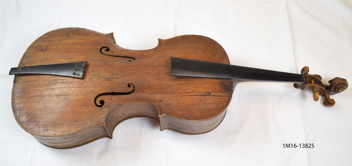 Medelstor Cello tillverkad av Peter Hellstedt i Stockholm 1755. Stallet löst. Strängar saknas. På baksida cellon märkt "S. HEL".
