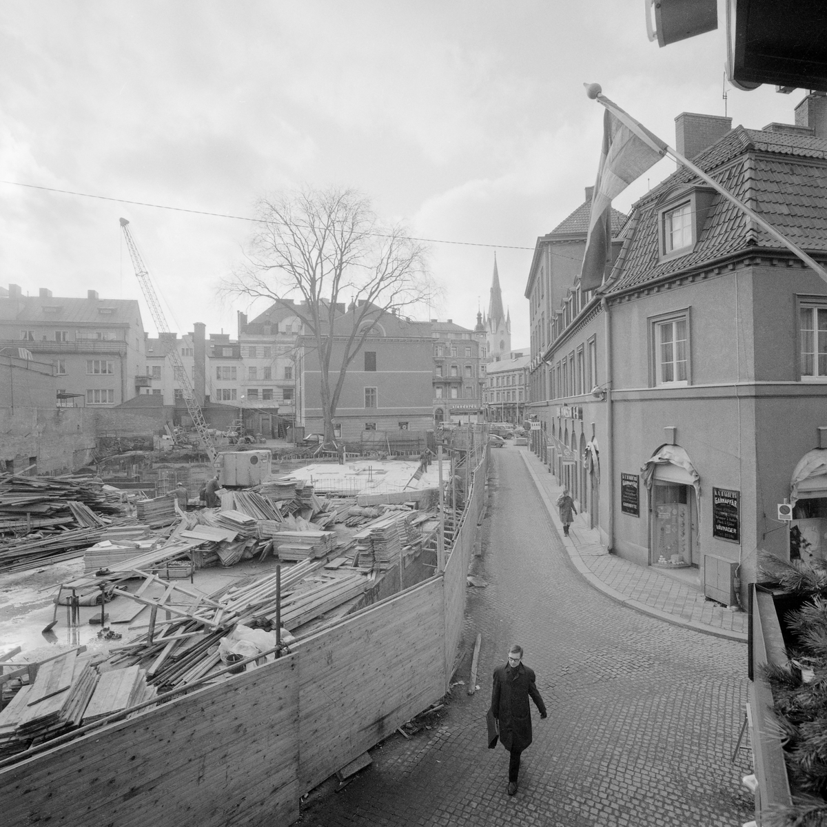 I mitten av 1960-talet revs det mesta av den återstående träkåksbebyggelsen inom kvarteret Domaren i Linköping. Lyckligtvis skonades det så kallade Berget till vänster utanför bilden. Fotografiet visar grundläggningsarbetet för det nya affärshus som planeras.