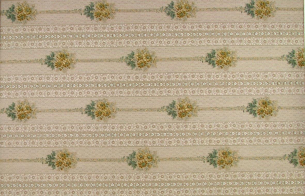 Randmönster med blombuketter i diagonalupprepning. Tryck i vitt, grönt och två gulbruna nyanser på beige genomfärgat papper.