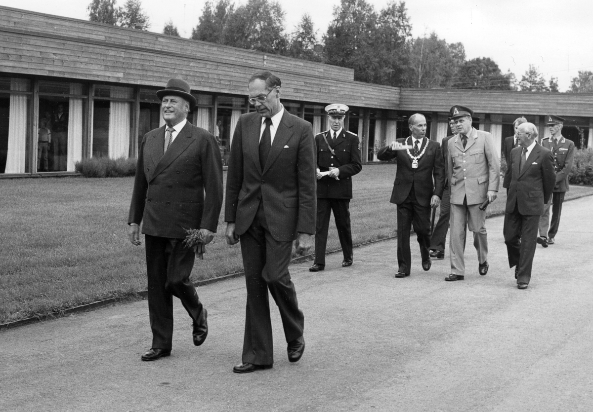 Kong Olav V på Glomdalsmuseet sammen med Ivar Skre,ordfører Markvard Bækken og andre.