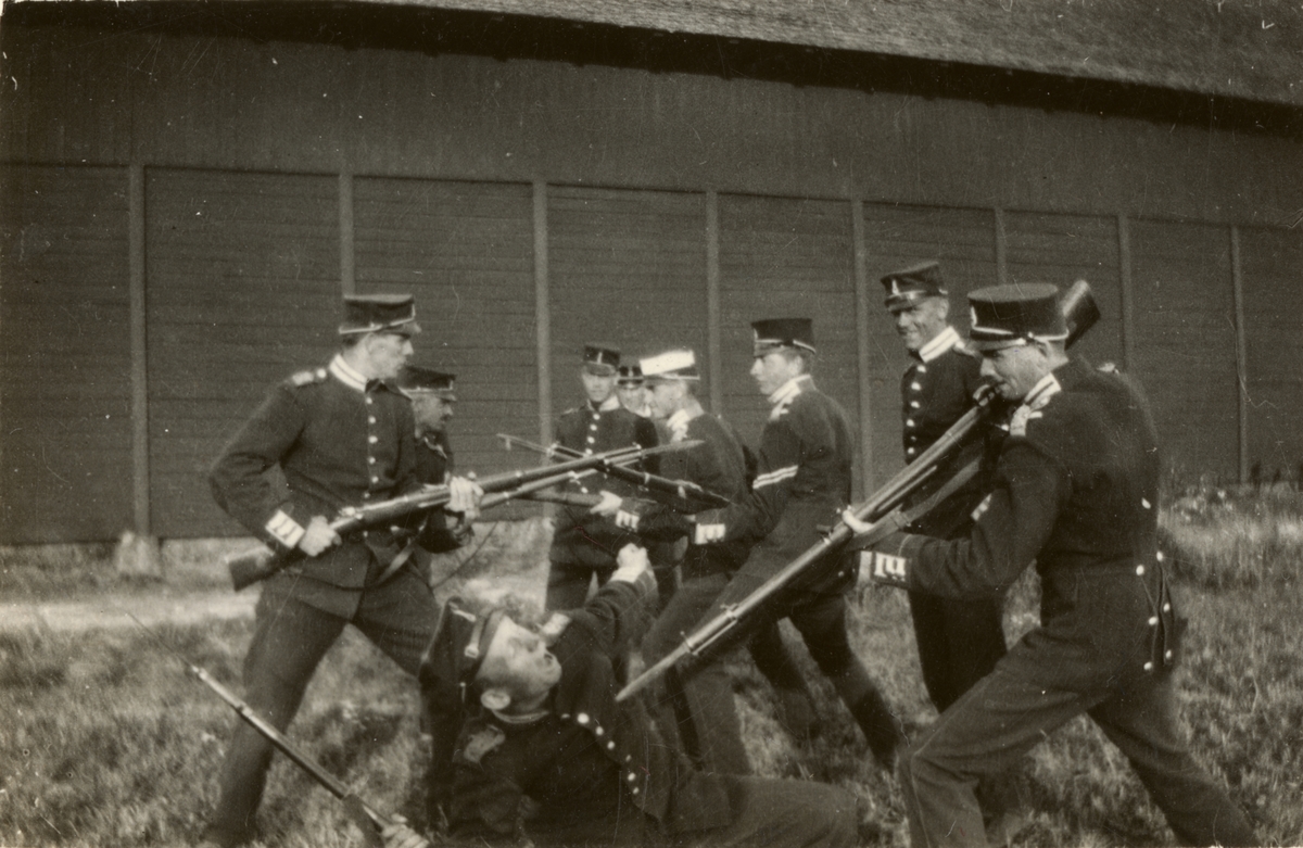 Soldater från Göta livgarde I 2 med vapen.