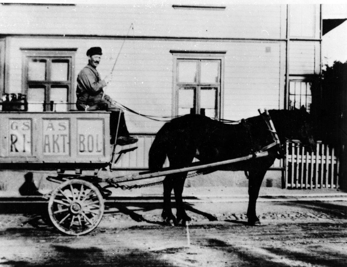 Gotthard Olsson, utkörare av pilsner från Alingsås bryggeri, sitter i bryggeriets vagn bakom en häst.