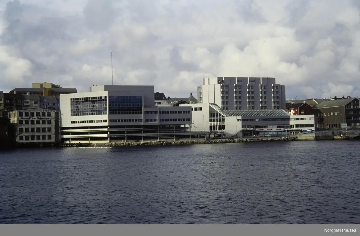 Foto fra Brunsvikens reperbane og Rica hotell langs havnekanten på Kirkelandet i Kristiansund. Datering er muligens omkring midten på 1990-tallet. Fra en samling dias fra Arkitektkompaniet, gitt til Nordmøre museum i 2015. Fra Nordmøre museums fotosamlinger.